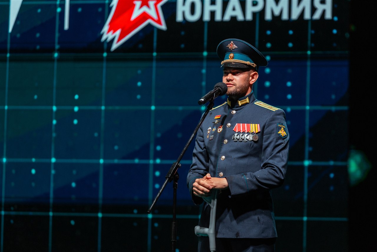 «Зарница 2.0»: Колонна участников вдоль грунтовой дороги — №529