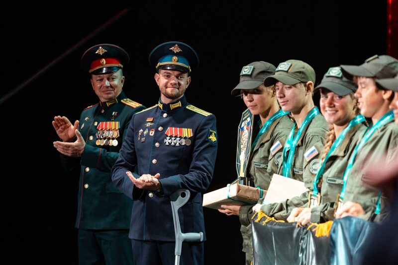 Турнир «Зарницы 2.0» LASERWAR: Колонна участников вдоль грунтовой дороги — №569