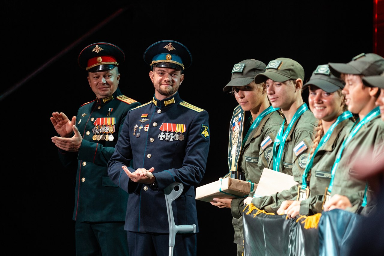Турнир «Зарницы 2.0» LASERWAR: Колонна участников вдоль грунтовой дороги — №569