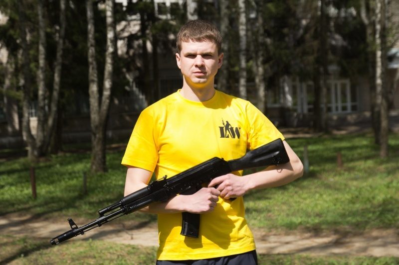 Боец LASERWAR в яркой футболке с автоматом