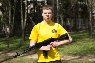 Боец LASERWAR в яркой футболке с автоматом