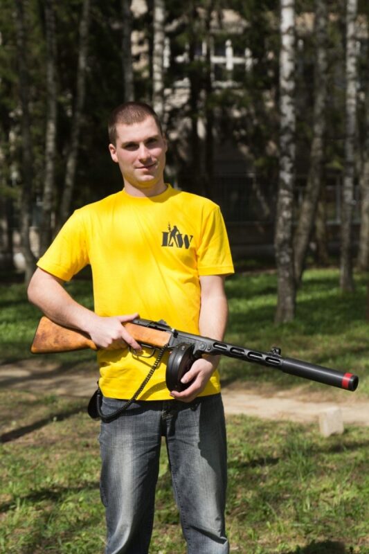 Боец LASERWAR с пулеметом готовится к игре.
