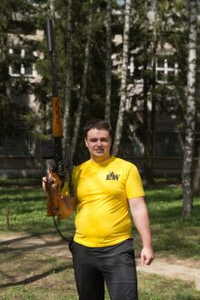 Боец LASERWAR с винтовкой готов к игре