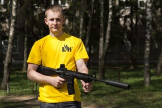 Боец LASERWAR с винтовкой и глушителем готов к бою.