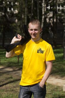 Боец LASERWAR с автоматом на плече улыбается