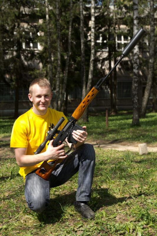 Боец LASERWAR с винтовкой и оптикой готов к бою.