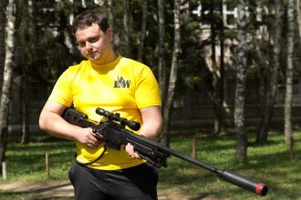 Снайпер LASERWAR с оптикой готов к бою.