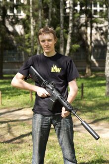 Боец LASERWAR с автоматом и глушителем позирует.
