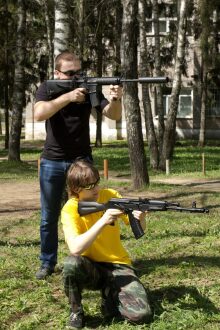 Два бойца LASERWAR в боевой стойке