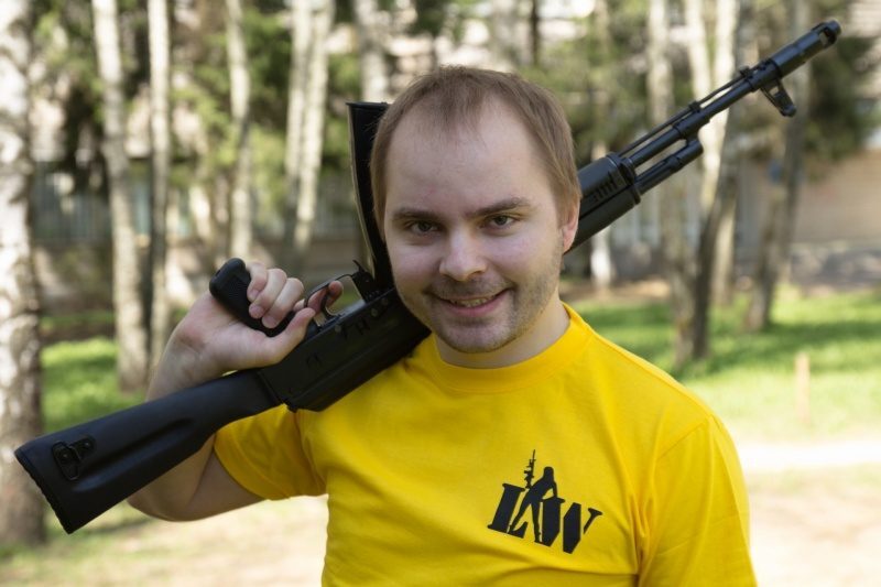 Боец LASERWAR с винтовкой готов к победе!