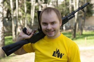 Боец LASERWAR с винтовкой готов к победе!