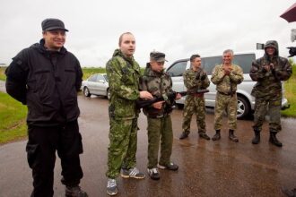Команда LASERWAR готовится к игре под дождем