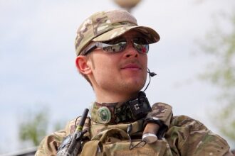 Фокус на игре: боец LASERWAR в тактической экипировке.