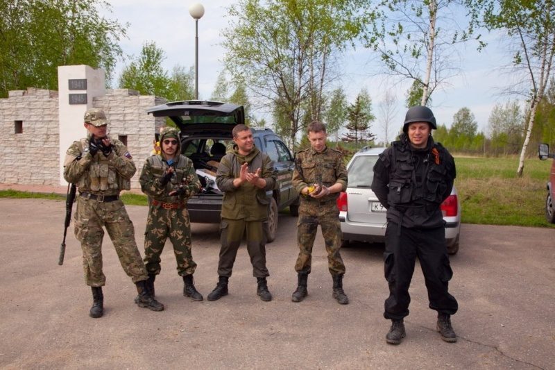 Команда LASERWAR позирует перед игрой.