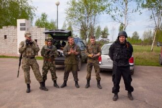 Команда LASERWAR позирует перед игрой.