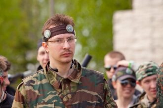 Боец LASERWAR с повязкой готов к игре.