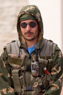 Боец LASERWAR в солнцезащитных очках и камуфляже.