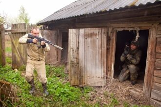 Два бойца LASERWAR в заброшенном сарае