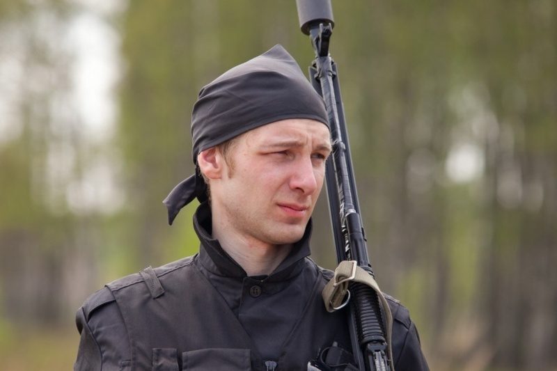 Боец LASERWAR в черной бандане с винтовкой.