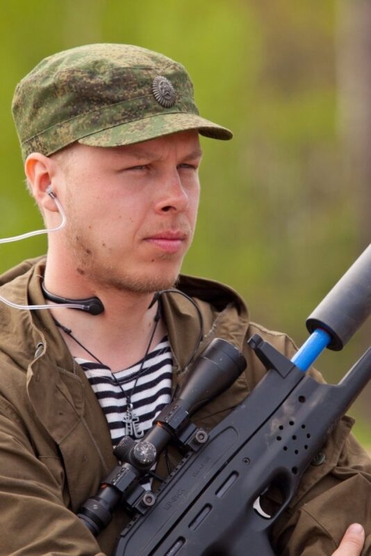 Боец LASERWAR в камуфляже и с прицелом готов к бою.