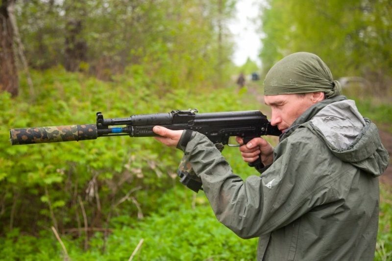 Игрок LASERWAR с винтовкой в лесу