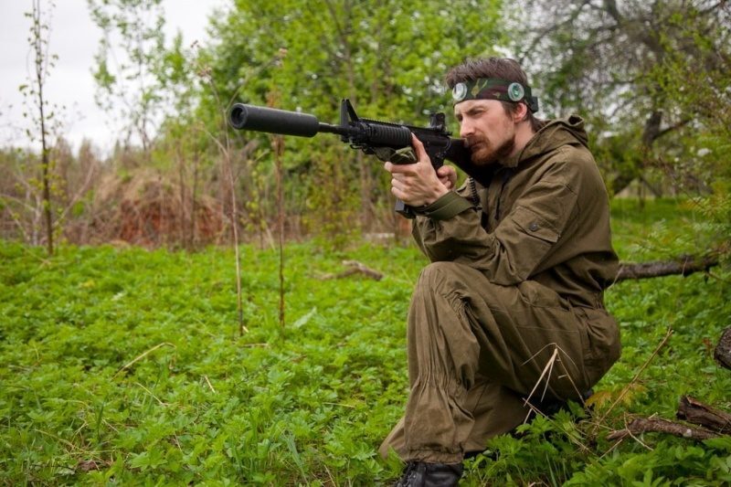Боец LASERWAR в засаде с глушителем