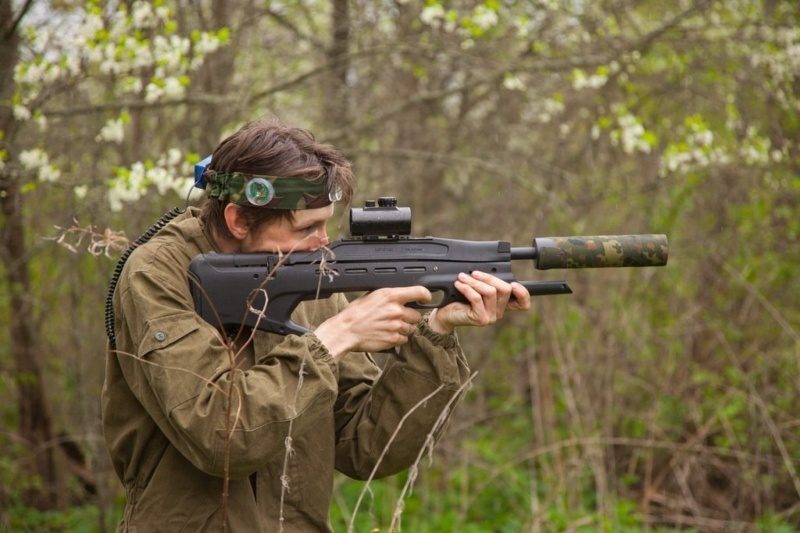Снайпер LASERWAR в засаде с прицелом