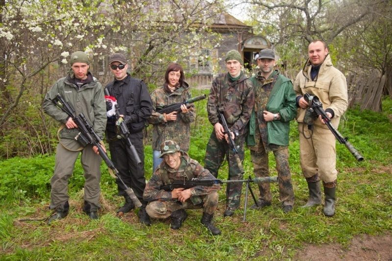 Команда LASERWAR: готовность к бою у старого дома.