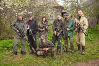Команда LASERWAR: готовность к бою у старого дома.