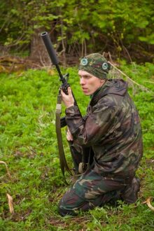 Засада в лесу: боец LASERWAR с винтовкой готов к действию.