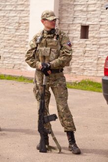 Боец LASERWAR: готовность к игре в камуфляже.