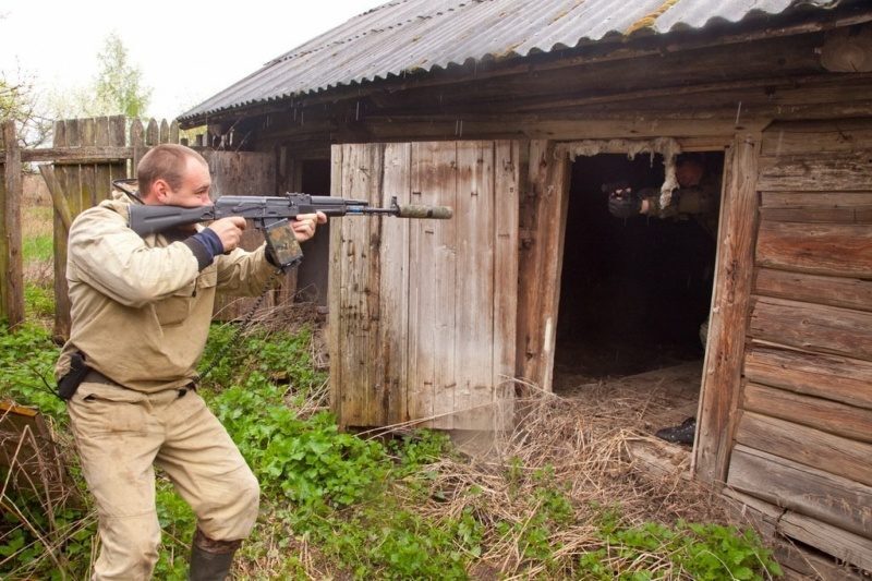 LASERWAR: боец готовится к атаке из-за угла.