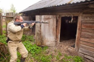 LASERWAR: боец готовится к атаке из-за угла.