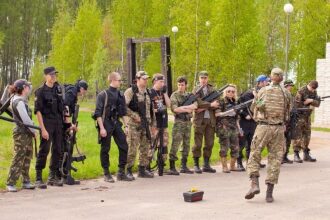 LASERWAR: команда готовится к игре на открытой площадке.