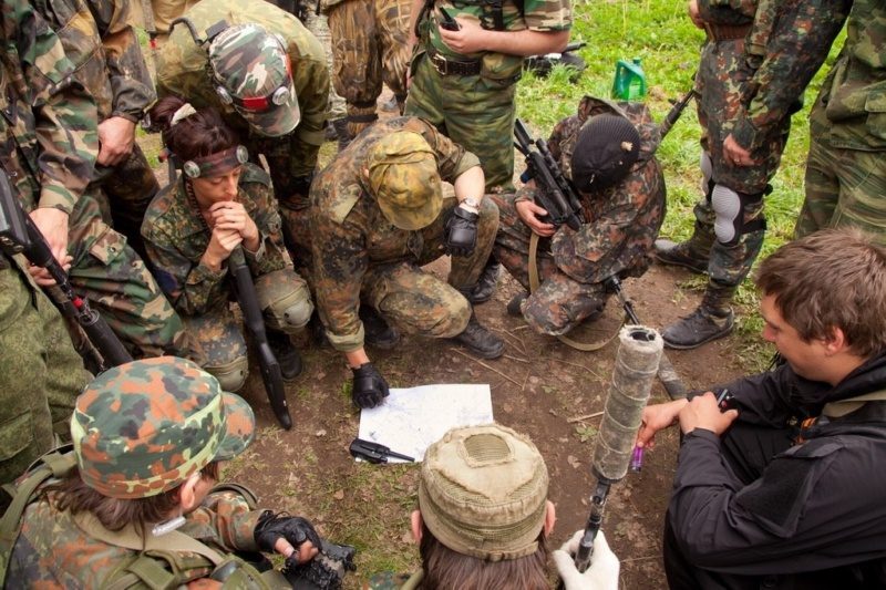Команда LASERWAR изучает карту перед тактическим боем.