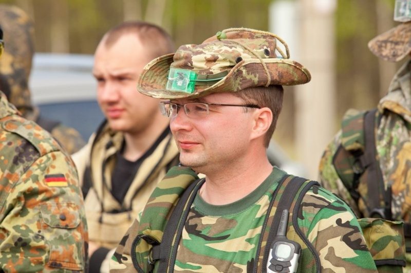 Боец LASERWAR в шляпе с зеленым датчиком