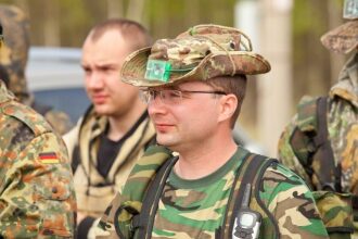 Боец LASERWAR в шляпе с зеленым датчиком