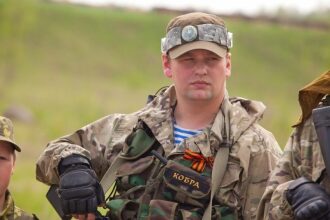 Боец LASERWAR с нашивкой "КОБРА" готовится к бою.