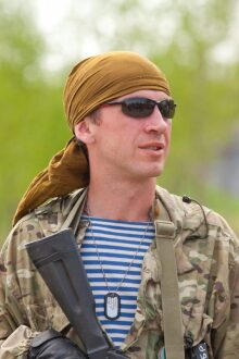 LASERWAR: боец в берете и очках готов к бою