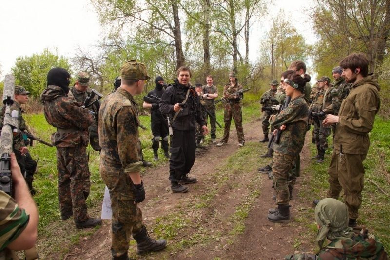 LASERWAR: команда слушает инструктаж перед игрой.