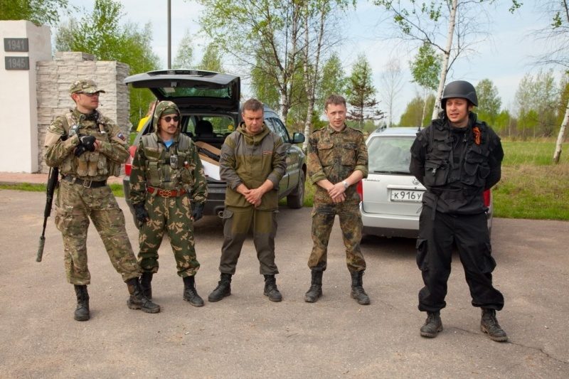 LASERWAR: команда в ожидании игры у памятника.