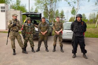 LASERWAR: команда в ожидании игры у памятника.