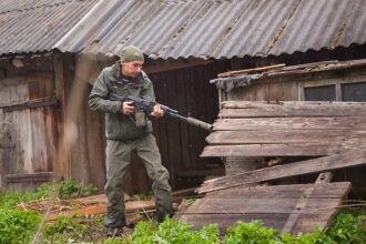 LASERWAR: боец в засаде у старого сарая.