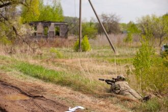 LASERWAR: снайпер занял позицию у разрушенного дома.