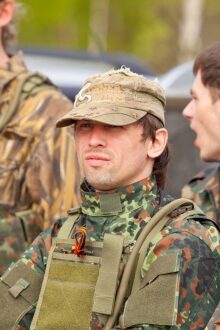 LASERWAR: боец в кепке готов к сражению