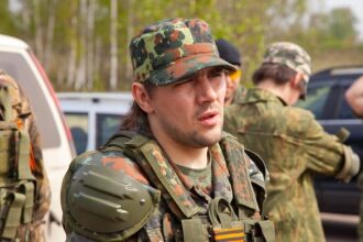 Боец LASERWAR в камуфляжной кепке