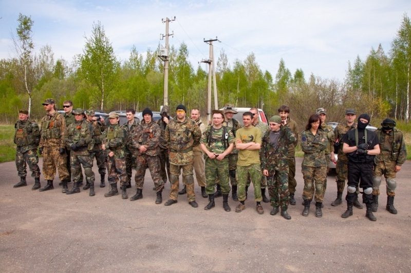 Команда LASERWAR позирует у дороги перед игрой.