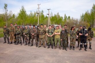Команда LASERWAR позирует у дороги перед игрой.