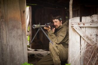 LASERWAR: снайпер в укрытии ждет противника.