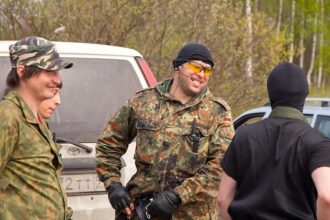 LASERWAR: бойцы обсуждают тактику перед игрой